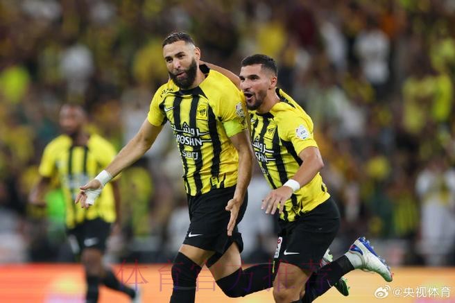 门将巨大失误皇马笑纳大礼 本泽马20米外吊门得手